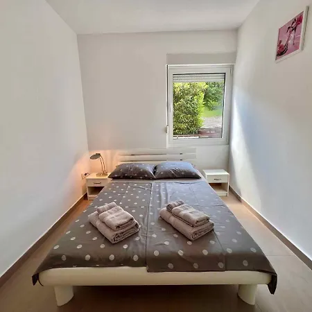 In 44071 Apartment